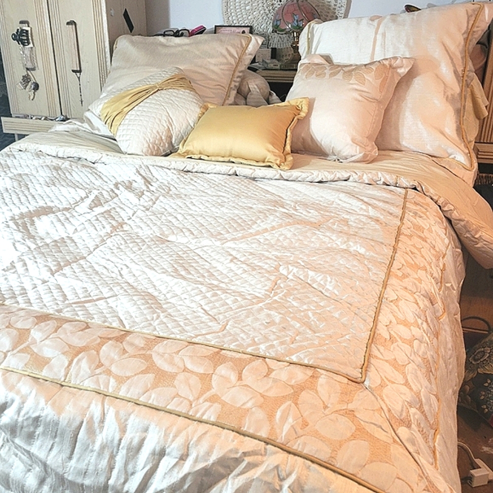 Elegant Cream & Gold Demask Luxury Bedding Set Queen Quilt, 2 Shams, 5 Pillows